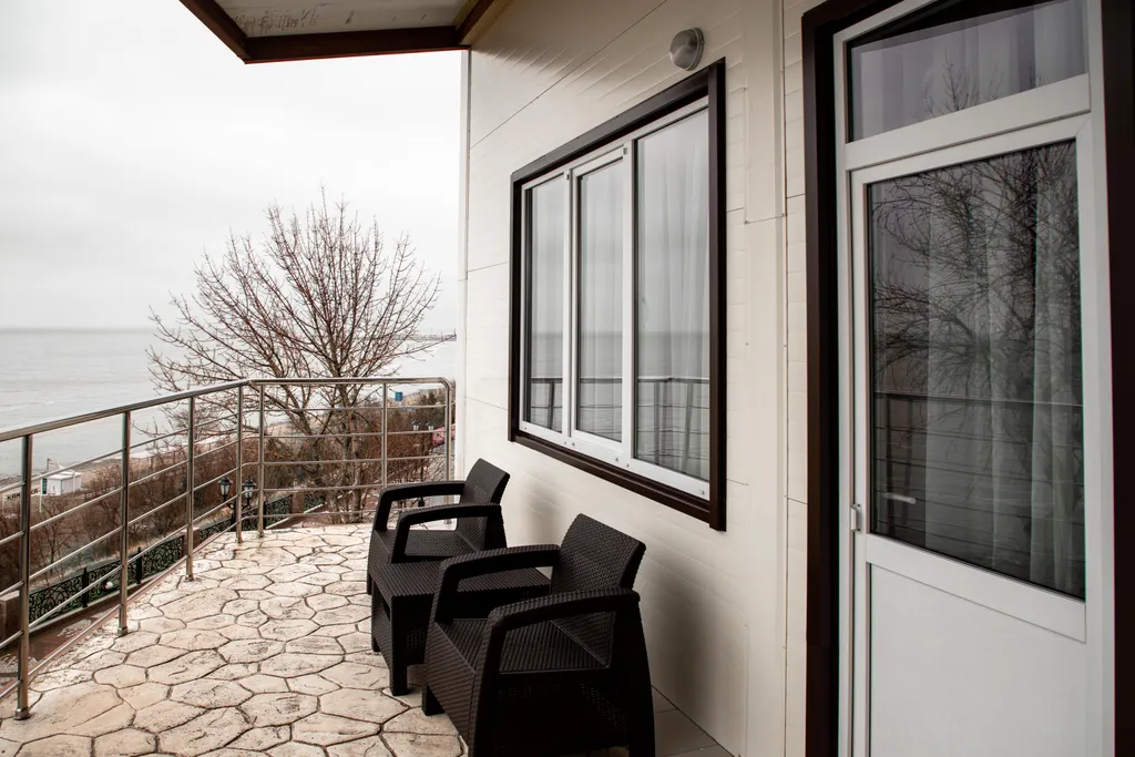 Люкс двухкомнатный с просторным балконом и видом на море