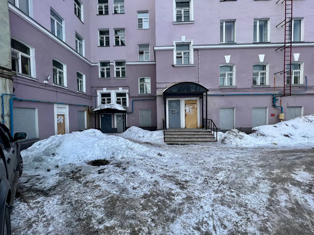 Трёхкомнатная квартира с раздельными комнатами, балконом в центре