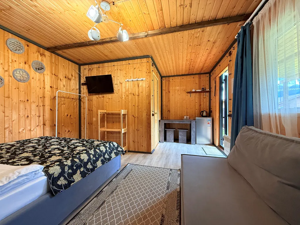 Домик с терассой и видом на горы