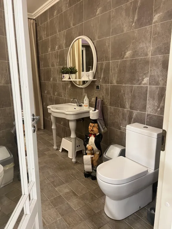 Дом с бассейном и бильярдом