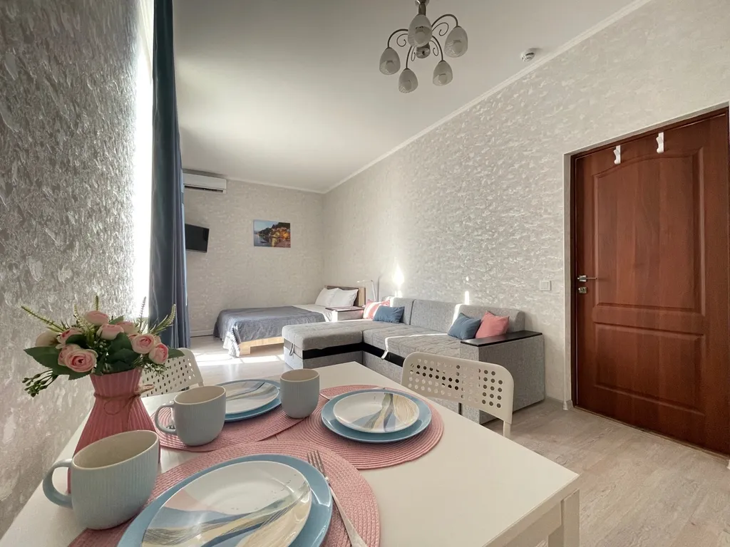 Рядом с пляжем Омега и парком Победы