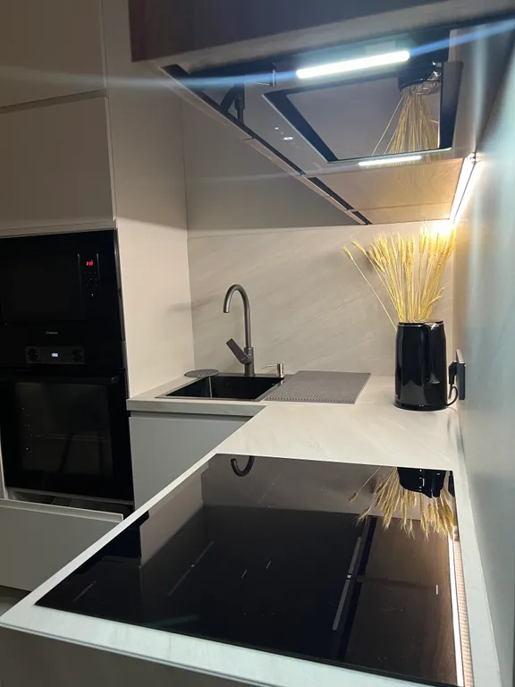 Новые апартаменты у моря в живописном месте в центре