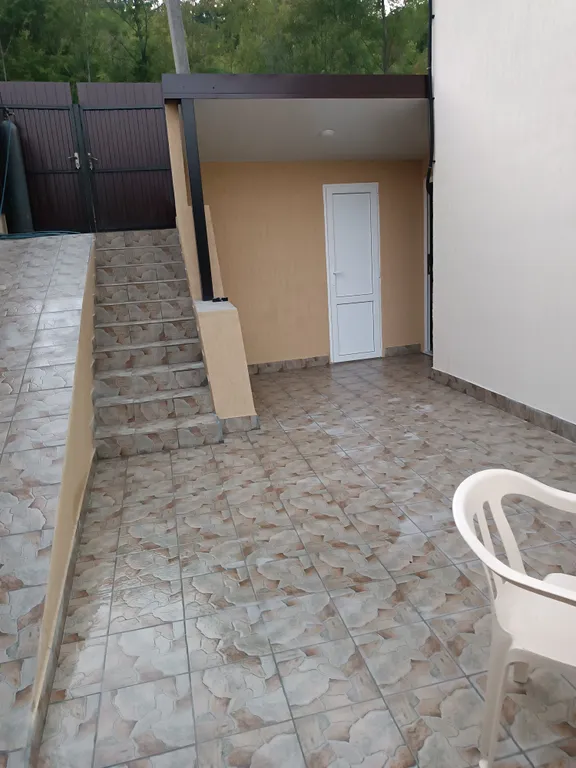 Новый уютный дом дупликс (левая половина) у берегу моря