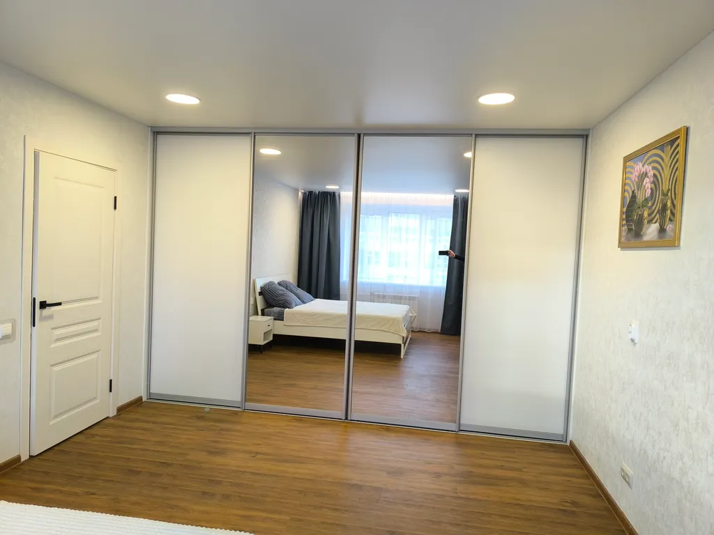 Светлая квартира с просторной кухней недалеко от центра