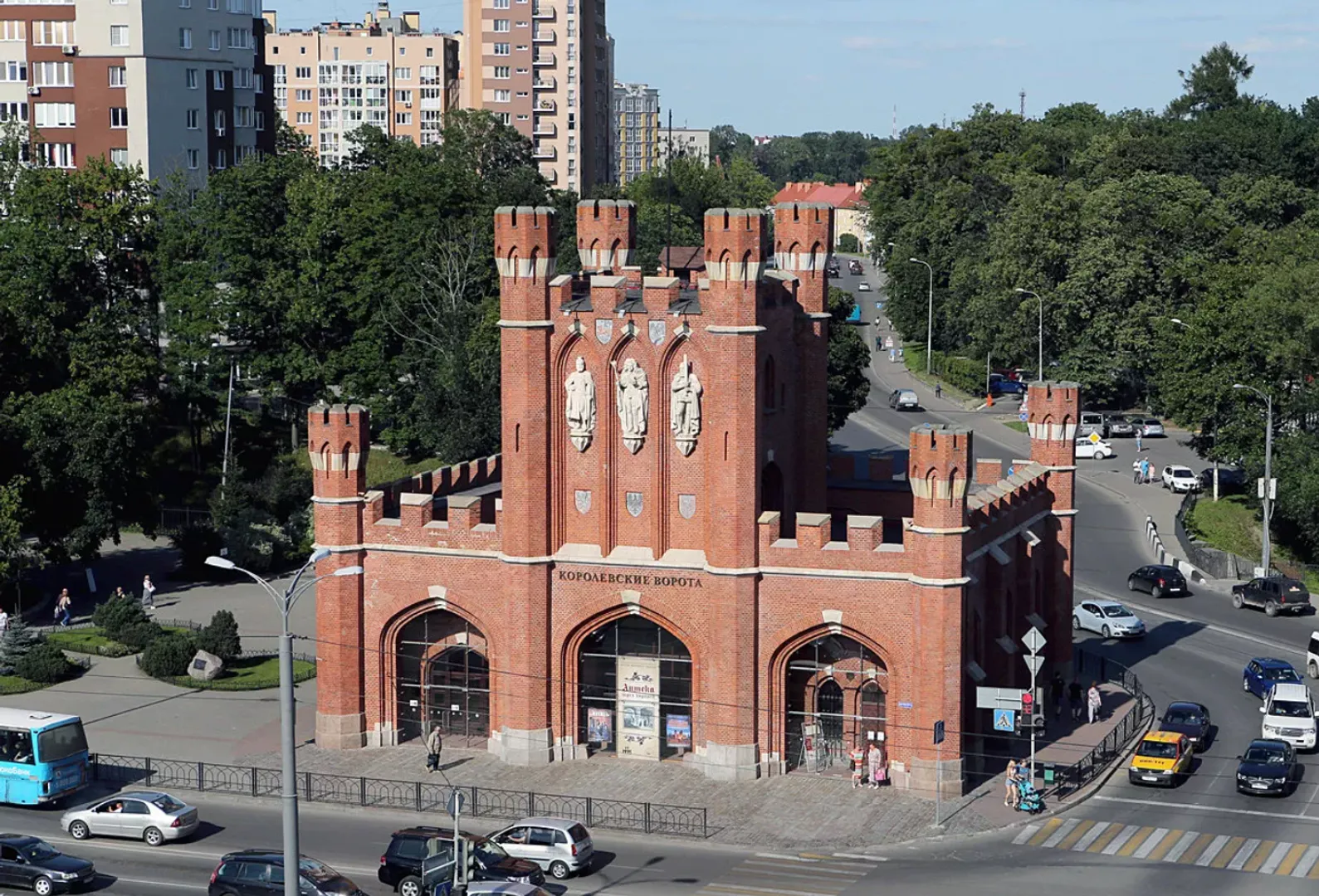 дом в котором находится квартира виден на снимке слева от Королевских Ворот- исторического пямятника старого Книксберга (расстояние около 100 метров)