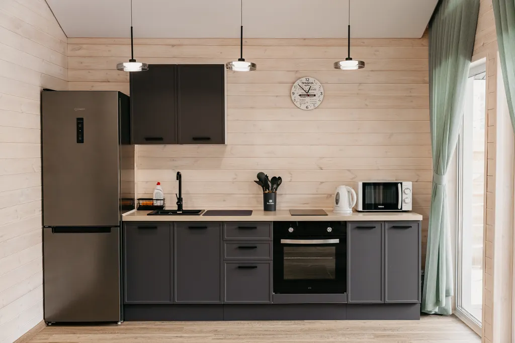 Дом с панорамными окнами и террасой в окружении леса