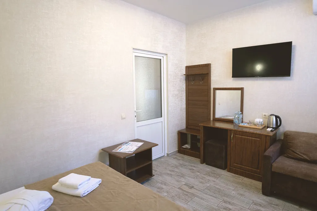 Трёхместный номер вид на горы, доступен бассейн