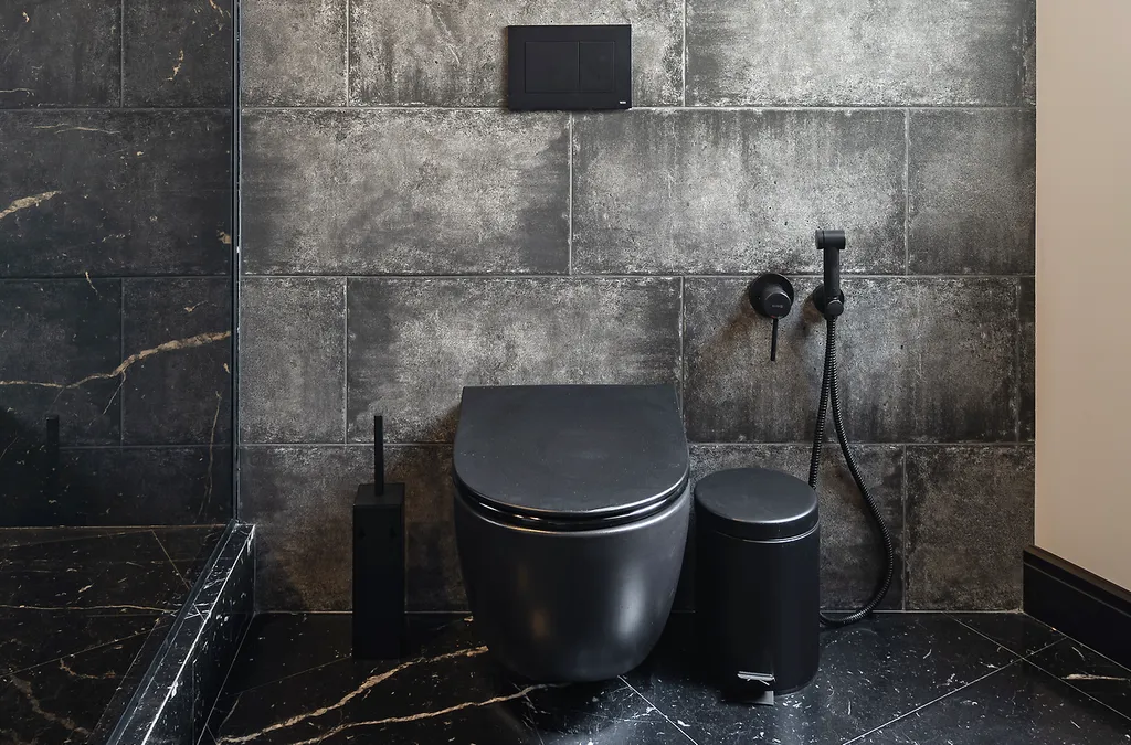 Потрясающая Mанcаpдa c тpемя бaлконaми и видом нa Фoнтанку