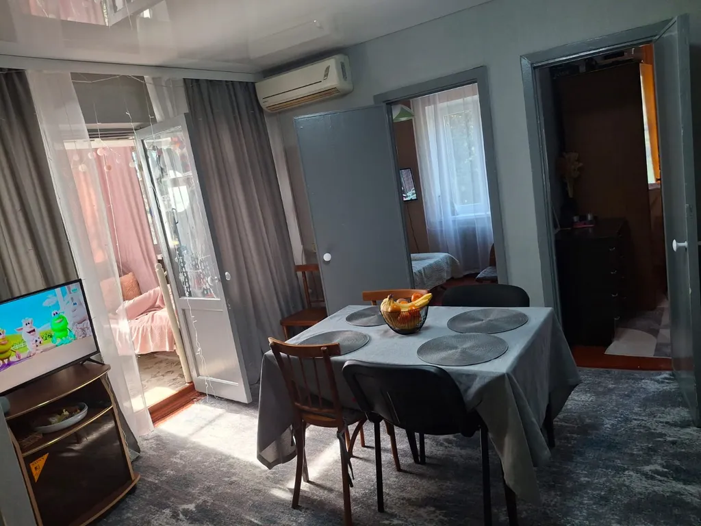 Трехкомнатная квартира в центре поселка