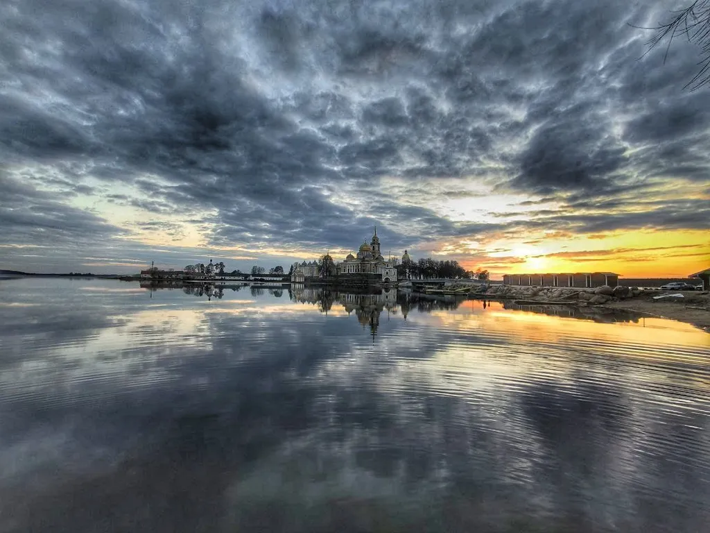 Глемпинго плот на Селигере у монастыря