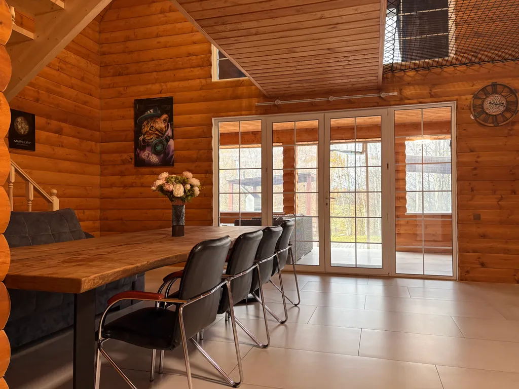 Дом с сауной и тёплым бассейном у пруда