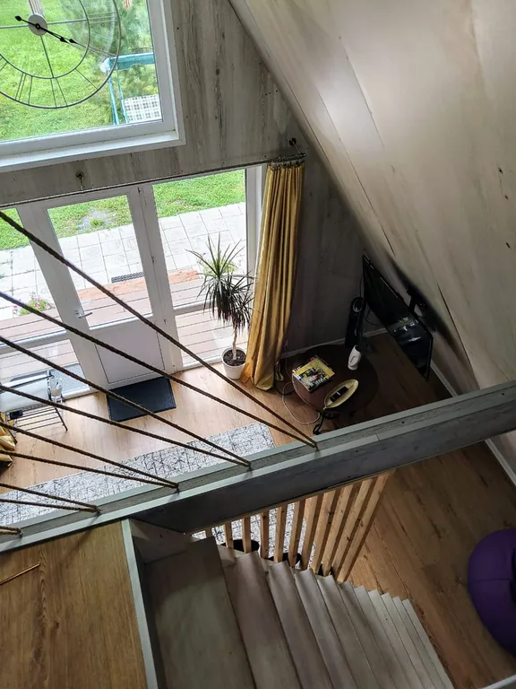 Дом у Катуни среди гор и многолетних сосен