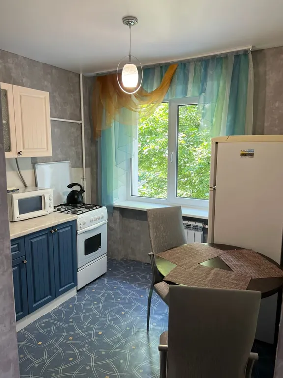 Уютный зелёный двор, окна на 2 стороны