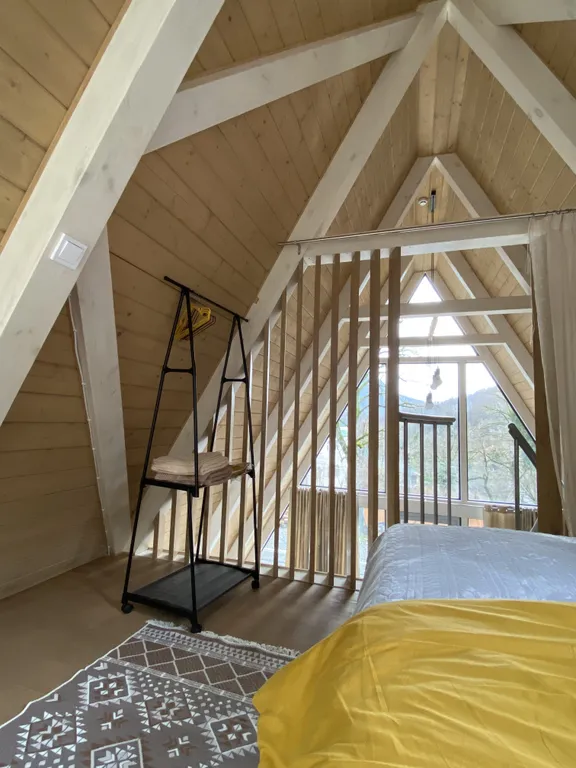 Уютный альфа домик в лесу