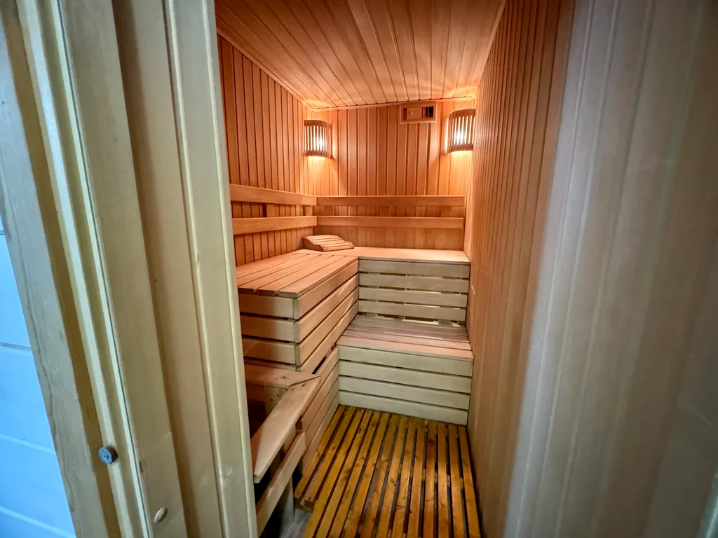 Дом с бассейном и баней у моря