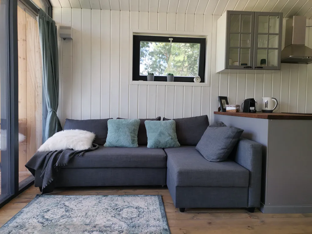 Современный уютный домик с камином на берегу реки Оки