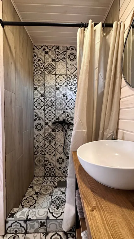 Уютный Белый дом у реки