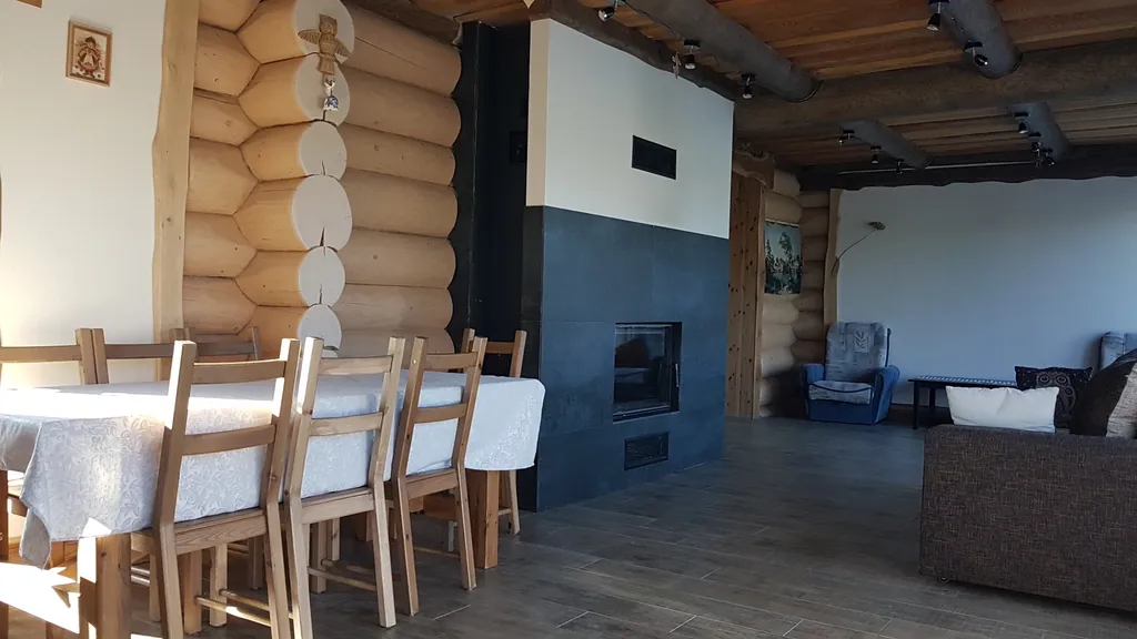 Большой дом с камином и террасой