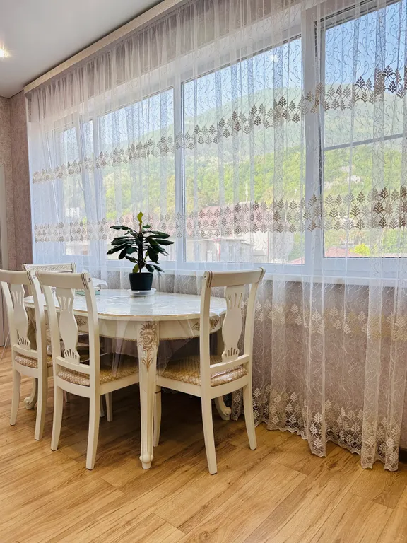 Квартира 3-комнатная квартира с новым ремонтом, в центре города — Гагра