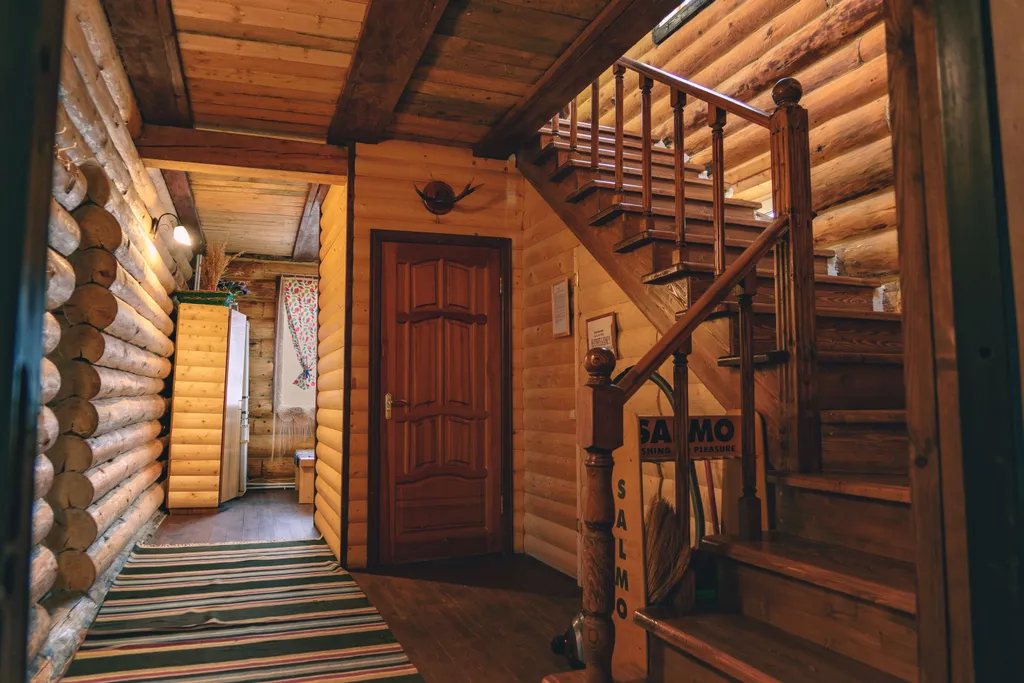 Большой дом с баней рядом с водой