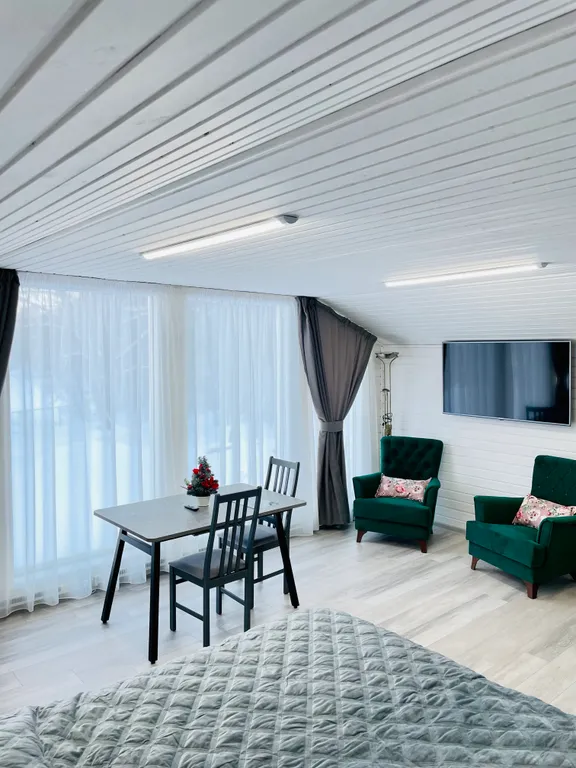 Номер с панорамными окнами и видом на озеро