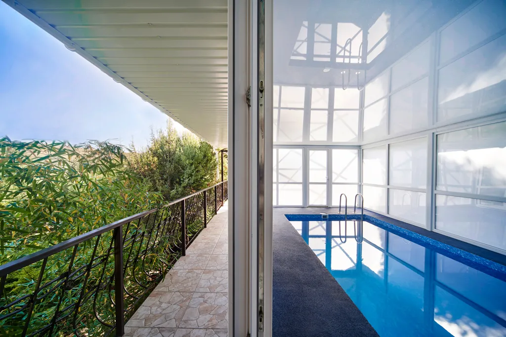 Деревянный дом с личным бассейном в усадьбе Можжевеловый дворик