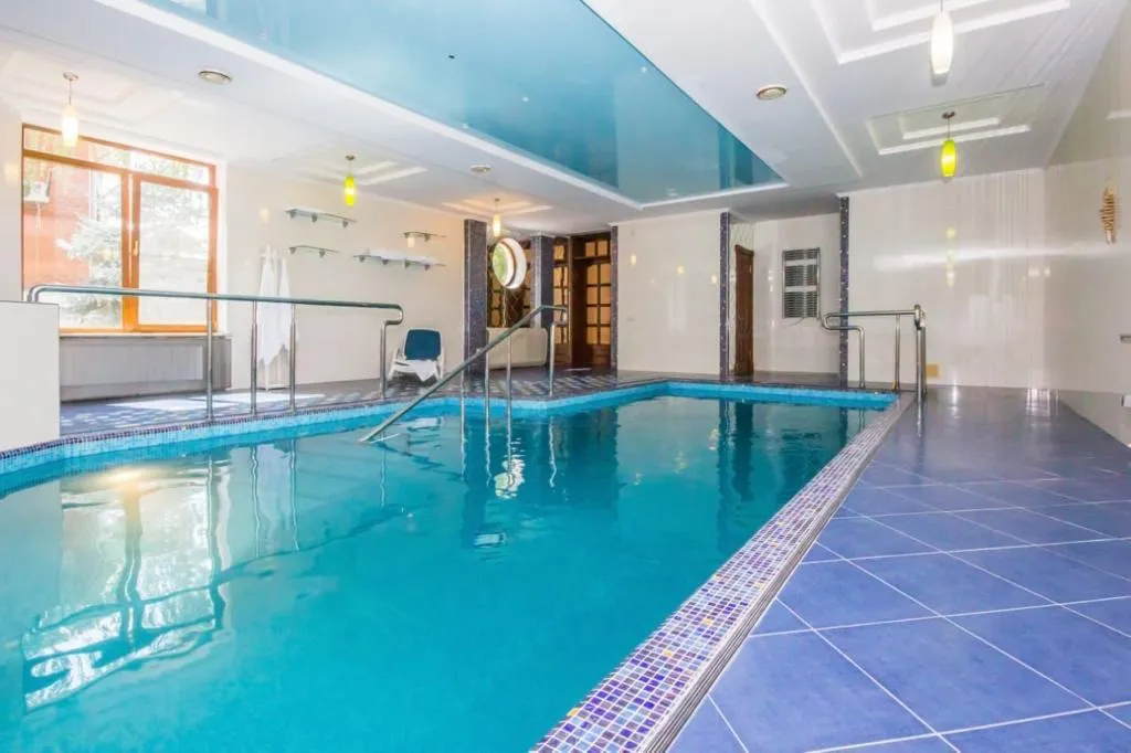 Усадьба Марисабель, дом с бассейном и сауной, возле парка