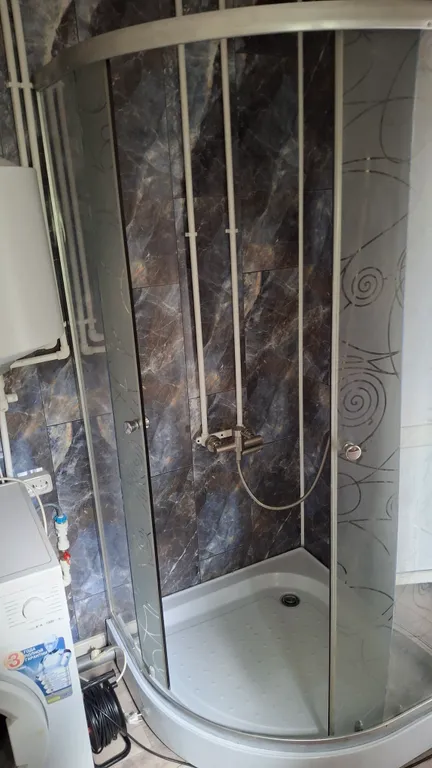 Дом-шалаш на территории частного домовладения