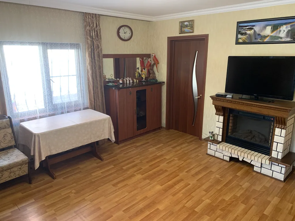 Уютный дом с бассейном, верандой и садом