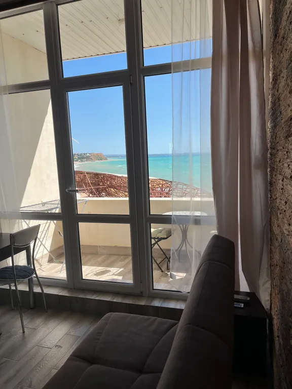 Двухуровневая студия с видом на море