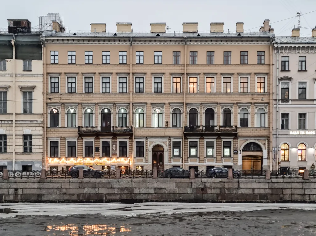 У Невского с видом на Фонтанку