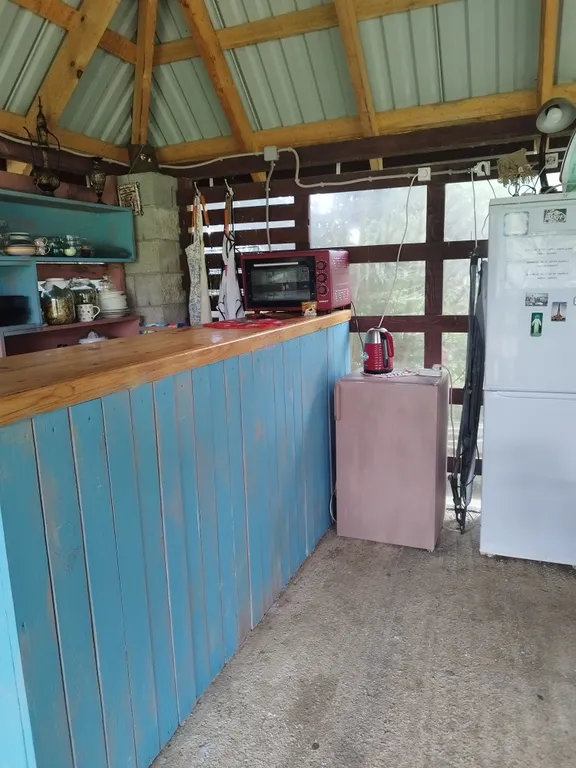 Деревянное шале с видом на море