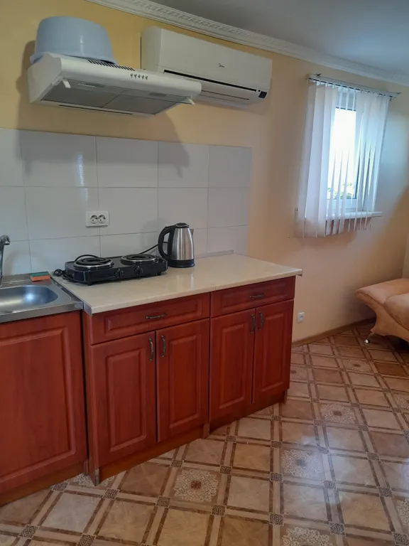 Уютная комната со стоянкой для автомобиля