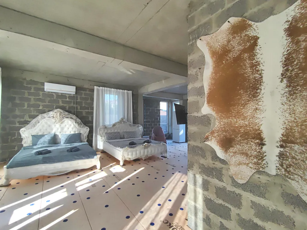 Дом с бассейном, но без ремонта