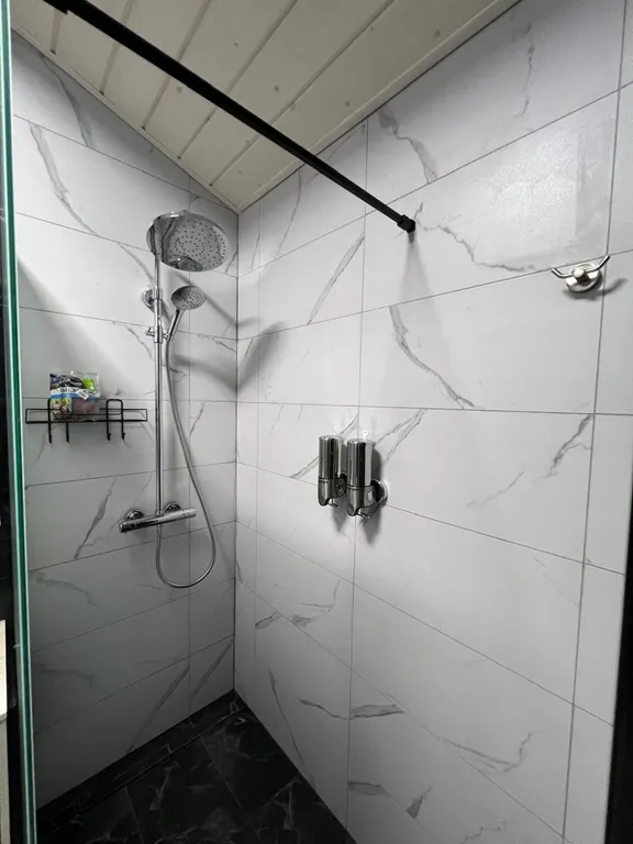 Уютный дoмик c паноpaмными окнами на лес