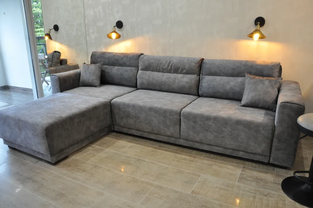 Студия с видом на море диваном и балконом