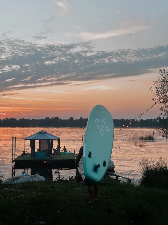 Двухэтажный дом на берегу реки Волга