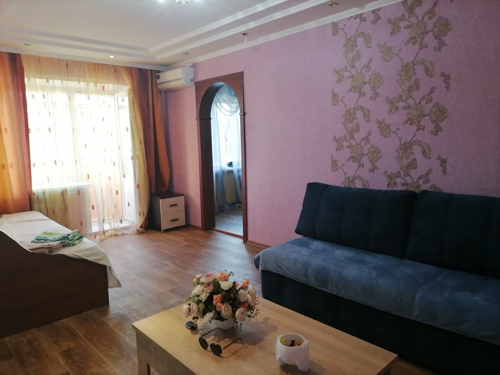 В самом центре города уютная двух комнатная квартира.