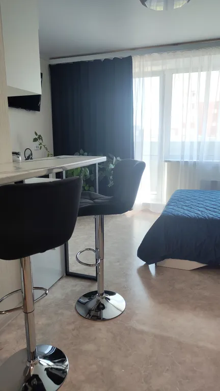 Уютная студия с камином рядом с озером