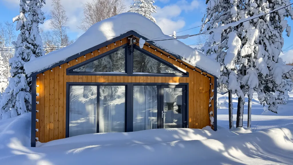 Коттедж Теплый и светлый гостевой дом в лесу — Шерегеш