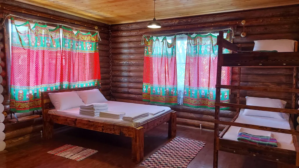 Сруб большой возле большого бассейна