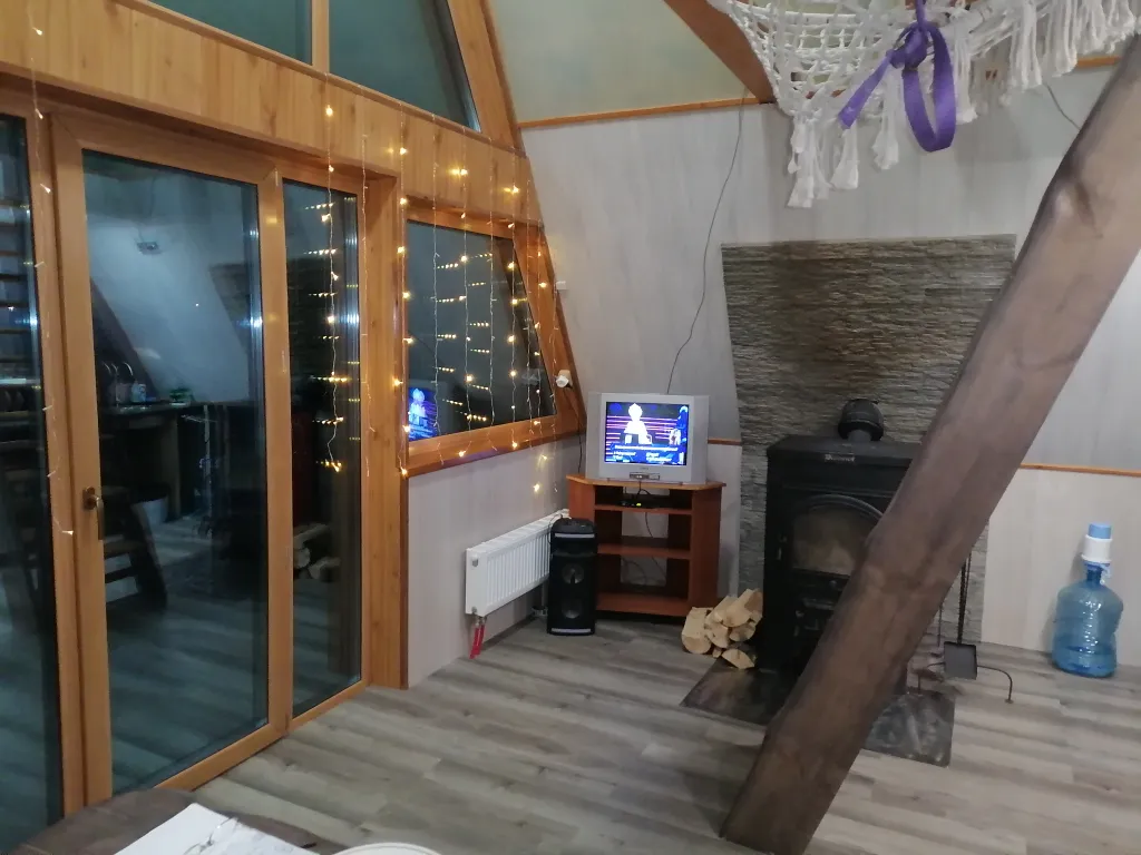 Коттедж Дом у живописного леса, на берегу ручья. — Ушакова