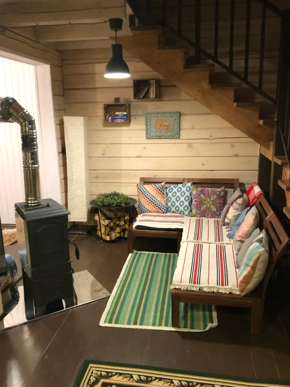 Деревянный дом у озера