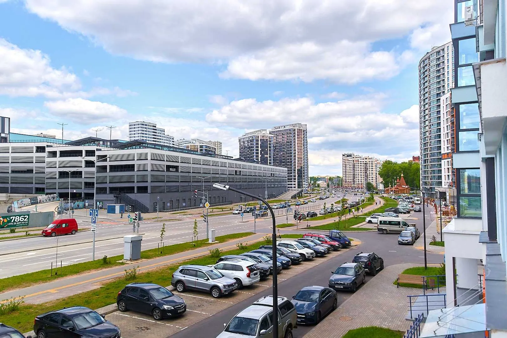 Вид из балкона на самый крупный ТРЦ города «AviaMall”.   Слева в конце здания вход на станцию метро «Аэродромная»