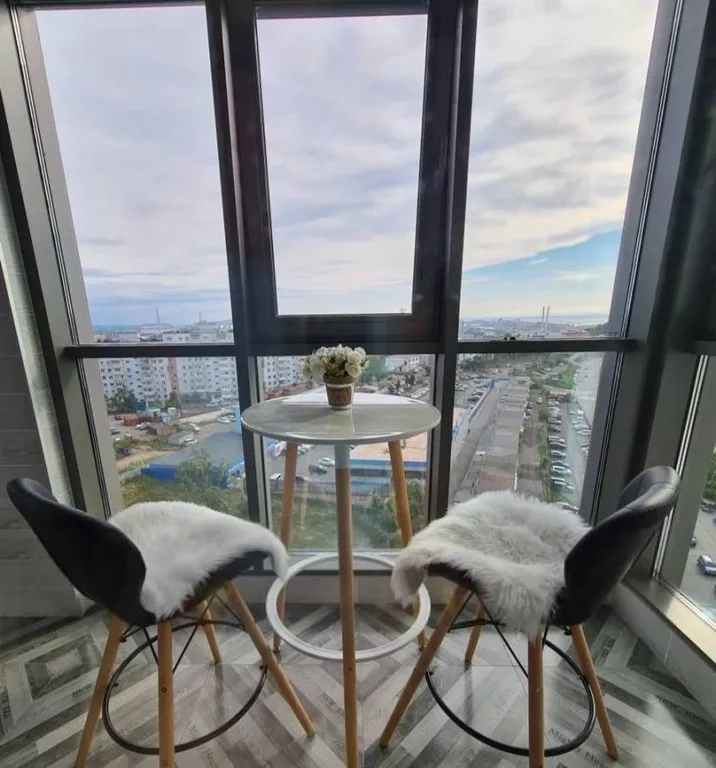 Красивая студия с видом на Золотой мост, город, море