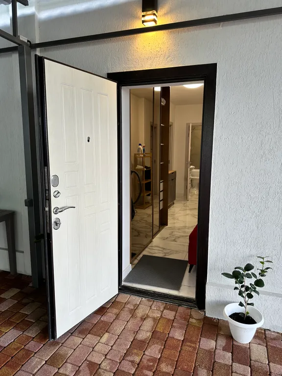 Уютный новый дом в центре города с бассейном