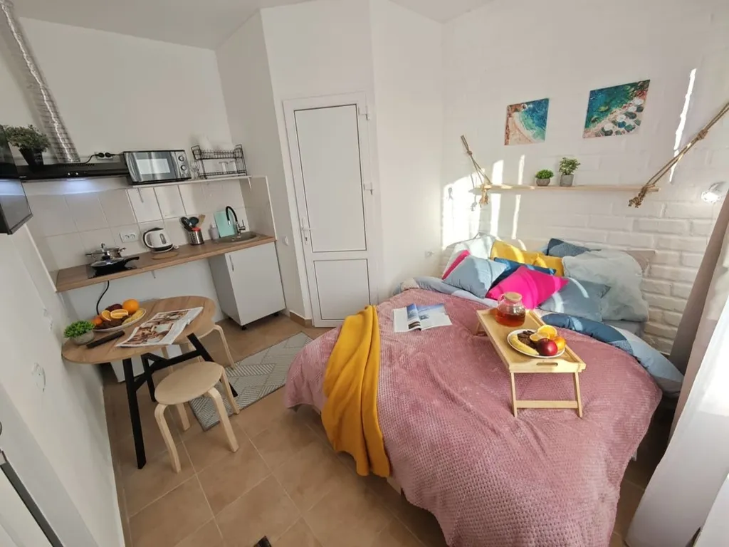 Стильная новая студия с кроватью-трансформером на двоих гостей