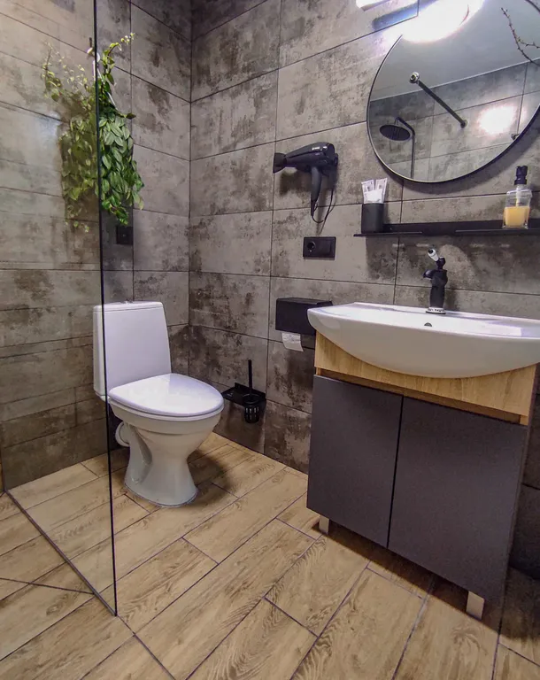 Уютный дом с беседкой у реки в тихом месте