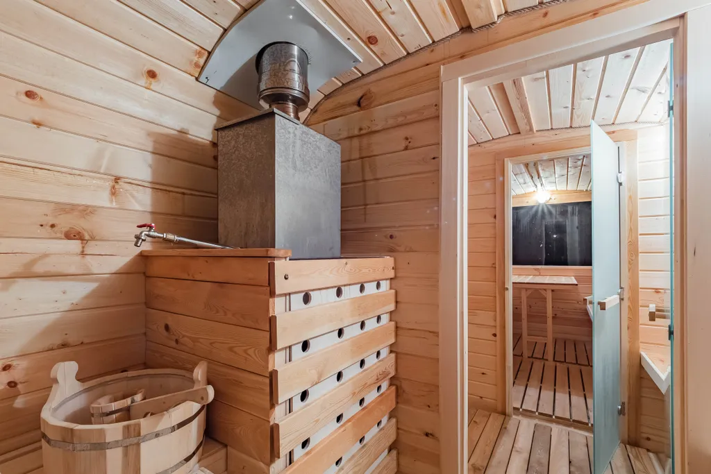 Барн с панорамными окнами с видом на дикий лес