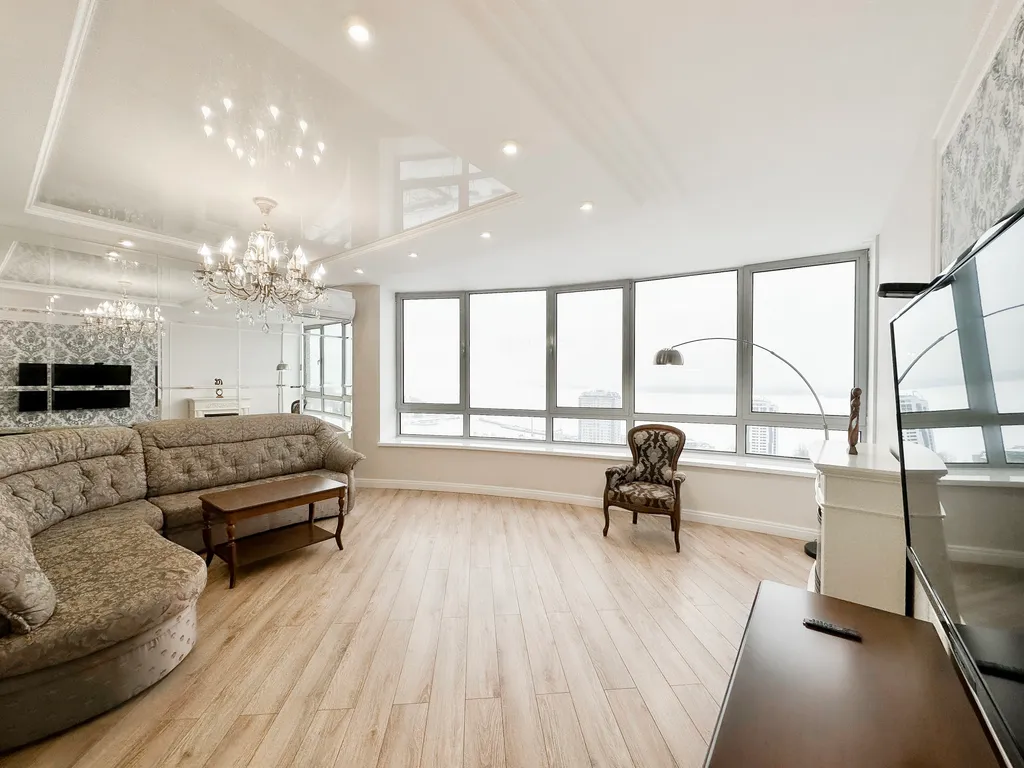 Апартаменты с панорамными окнами на залив